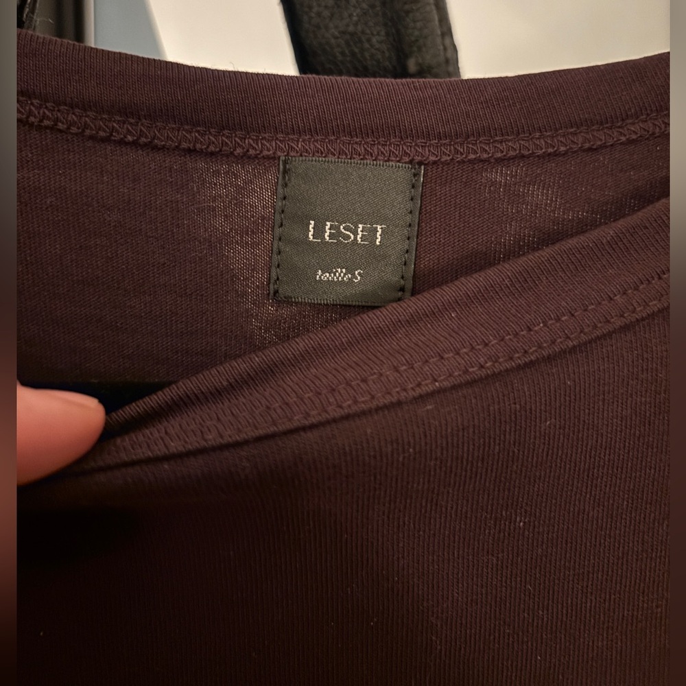 New Leset The Margo Cotton T-Shirt in Dark Berry - Size Small - Picture 5 of 6